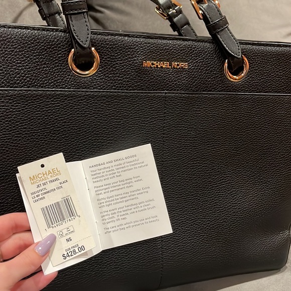 Michael Kors Large Tote 3 different compartments Color Black with gold hardware - Picture 2 of 4